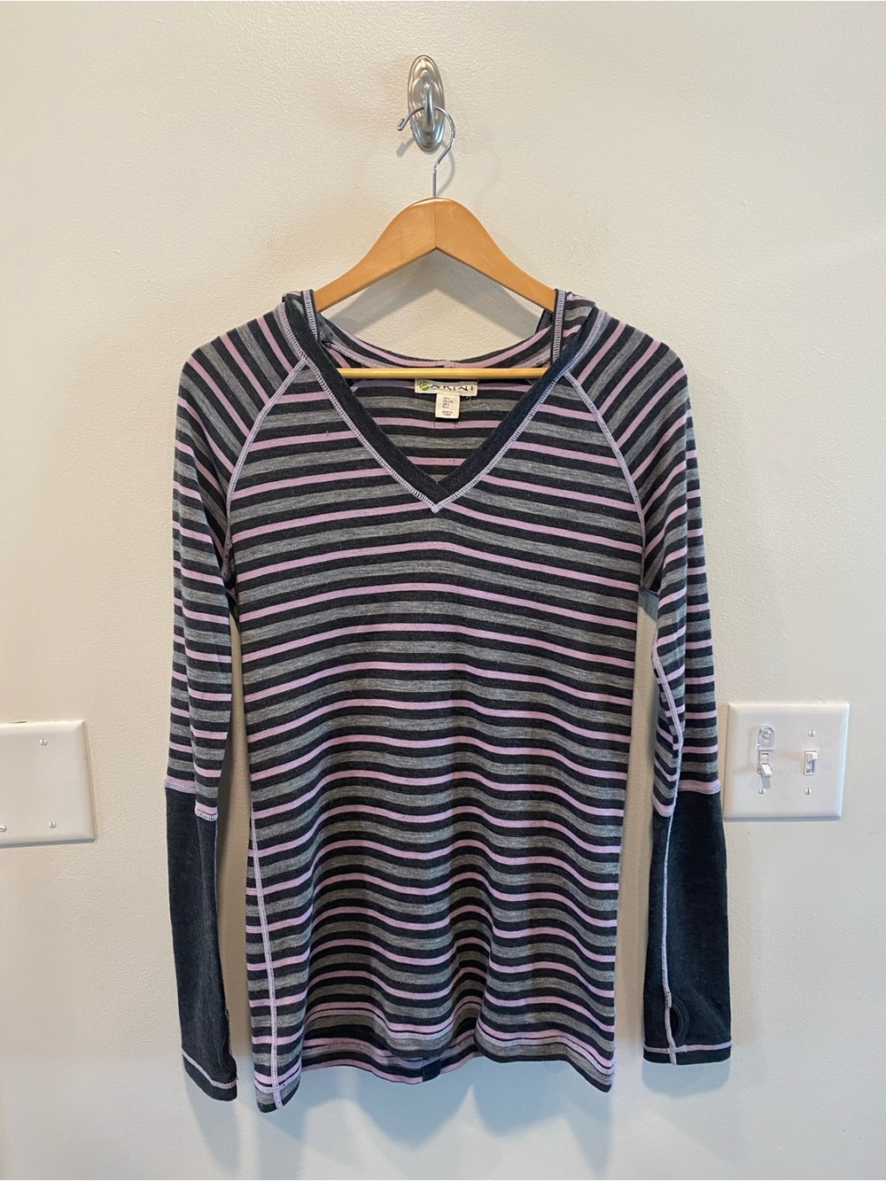 Dakini 100% merino wool hoodie top long sleeve thumbholes womans large baselayer